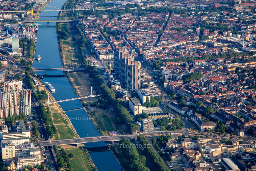 Neckarufer Nord mit Ebertbrücke, Collini-Steg und Kurpfalzbrücke | Luftbild: Neckarufer Nord mit Ebertbrücke, Collini-Steg und Kurpfalzbrücke im Ortsteil Neckarstadt-Ost in Mannheim im Bundesland Baden-Württemberg in Deutschland. Foto: IMG_136897.jpg vom 24.06.2023 durch ©2025 Werner Riehm fly-foto.de/copyright - Realisiert mit Pictrs.com