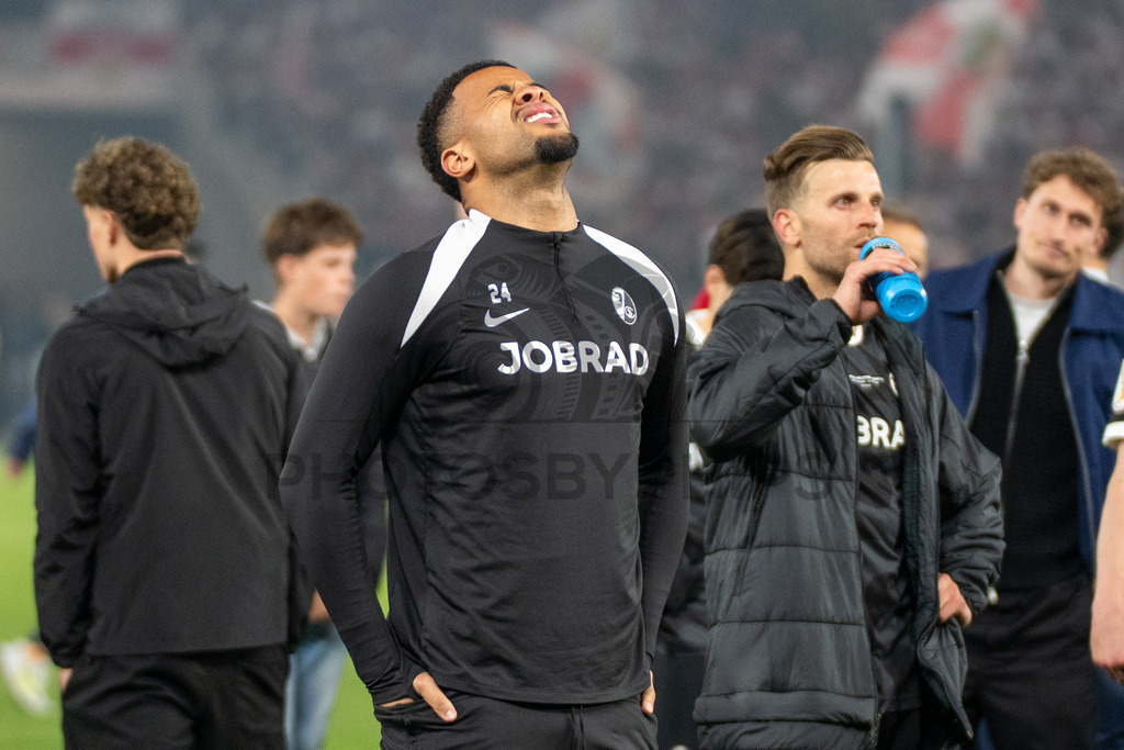 VfB Stuttgart vs. SC Freiburg, Fussball, DFB-Pokal, Halbfinale, 23.04.2026 | Noah Atubolu (SC Freiburg, #01) enttauescht,VfB Stuttgart vs. SC Freiburg, Fussball, DFB-Pokal, Halbfinale, 23.04.2026DFB regulations prohibit any use of photographs as image sequences and/or quasi-video