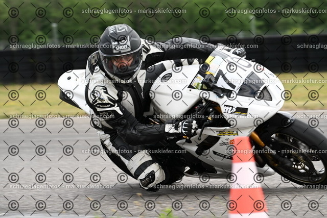 25bt02-0718 | markuskiefer.com - Realisiert mit Pictrs.com