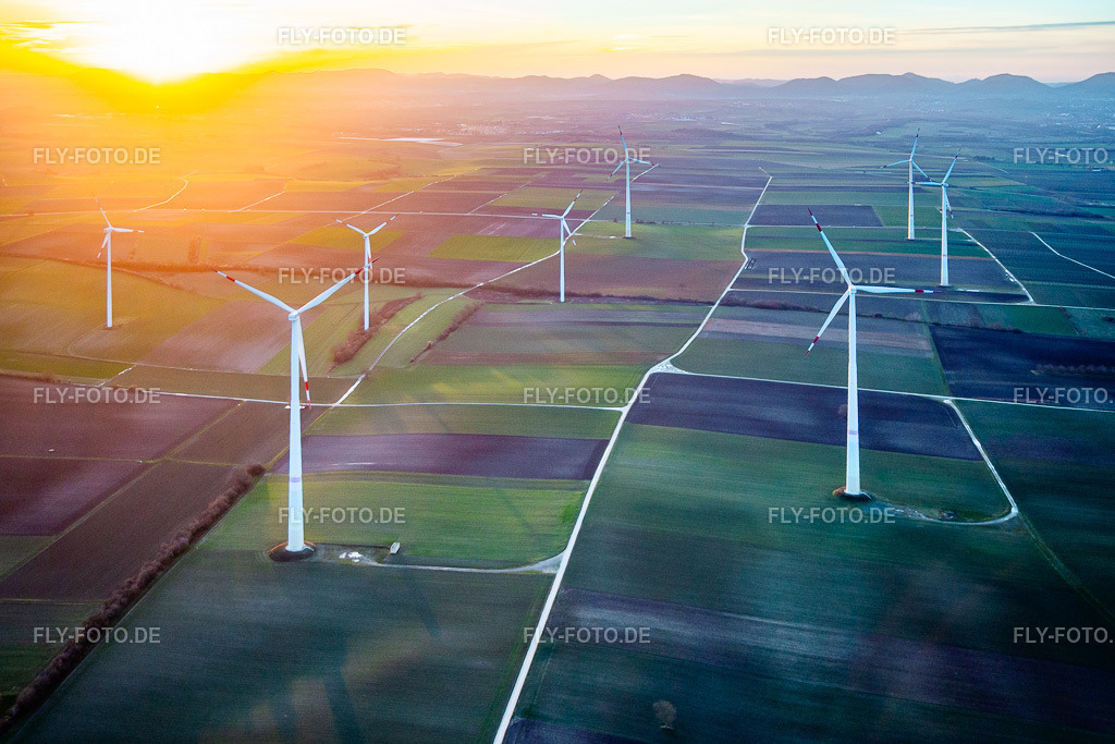 Windpark Offenbach an der Queich II bei Sonnenuntergang energie-suedwest.de/windkraft/ | Luftbild: Windpark Offenbach an der Queich II bei Sonnenuntergang energie-suedwest.de/windkraft/ in Offenbach an der Queich im Bundesland Rheinland-Pfalz in Deutschland. Foto: IMG_135893.jpg vom 18.01.2023 durch ©2025 Werner Riehm fly-foto.de/copyright - Realisiert mit Pictrs.com