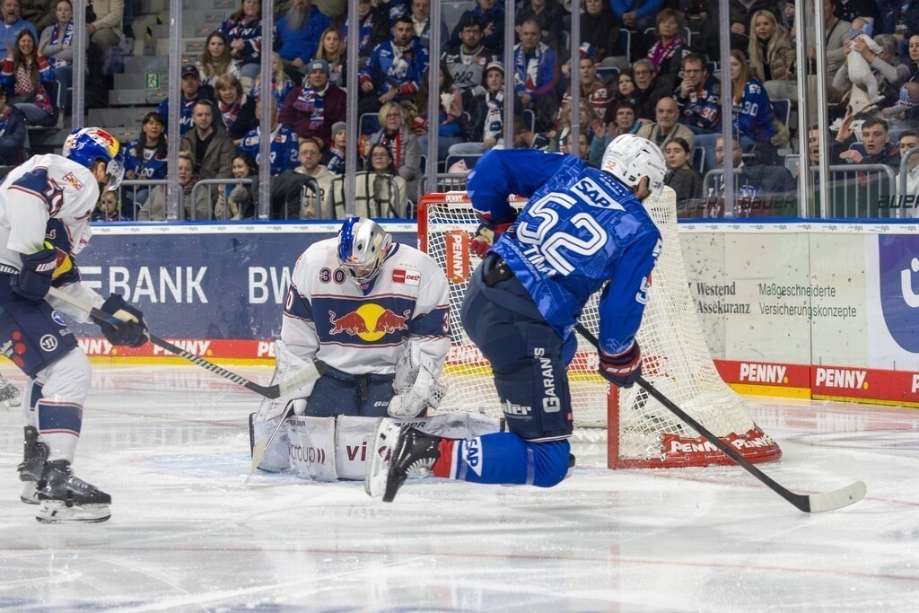 DEL, Deutsche Eishockey Liga Saison 2025/26, 43. Spieltag: Adler Mannheim gegen Red Bull München | DEL, Deutsche Eishockey Liga Saison 2025/26, 43. Spieltag: Adler Mannheim gegen Red Bull München***Gute Chance für Nicolas Mattinen (52, Mannheim) - Realisiert mit Pictrs.com