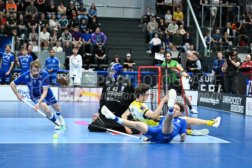 Zug United - HC Rychenberg - 25. April 2026 | Dani Jaaranen (#44 HC Rychenberg Winterthur) fällt vor dem Tor von Nils Schälin (#62 Zug United) am L-UPL Superfinal-Spiel zwischen Zug United und HC Rychenberg am 25. April 2026 in der BCF Arena, Fribourg, Schweiz.Bild: Sportfotografie Markus Aeschimann | www.markus-aeschimann.ch - Realisiert mit Pictrs.com