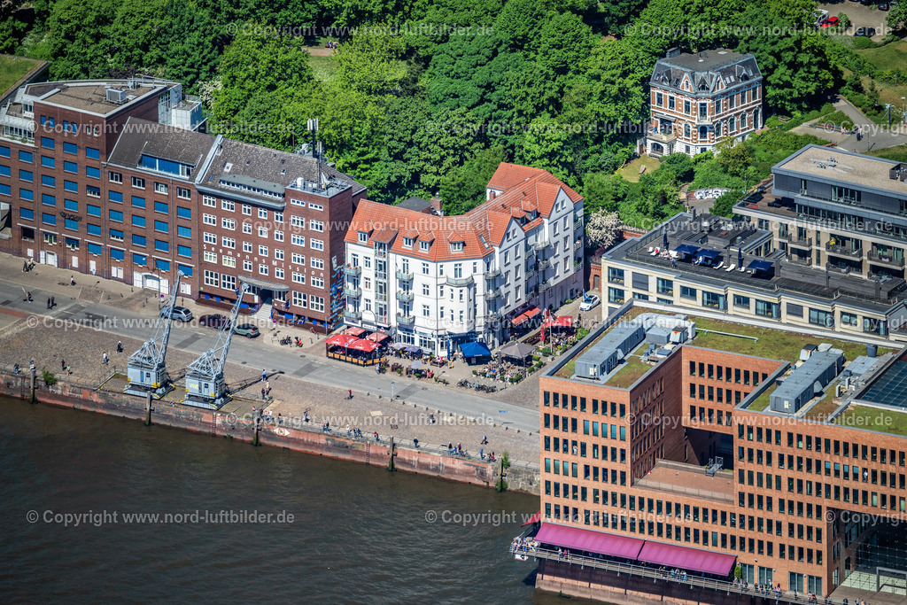 Hamburg_Altona_Kneipen_Zum_Schellfischposten_Haifischbar_Ratsherren_Eck_ELS_6658090525 | HAMBURG 09.05.2025 Tische und Sitzbänke der Freiluft- Gaststätte " Ratsherrn-Eck und Zum Schellfischposten " an der Carsten-Rehder-Straße, Köhlbrandtreppe im Ortsteil Altonaer Fischmarkt in Hamburg, Deutschland. // Tables and benches of the open-air restaurant "Ratsherrn-Eck and Zum Schellfischposten" on Carsten-Rehder-Strasse, Koehlbrandtreppe in the Altonaer Fischmarkt district of Hamburg, Germany. Foto: Martin Elsen