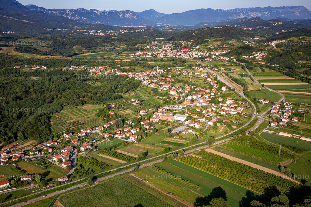 Luftbild: im Vipara-Tal im Ortsteil Prvačina in Nova Gorica im Bundesland Slowenien in Slowenien. Foto: IMG_137470.jpg vom 14.07.2023 durch Werner Riehm/FLY-FOTO.de