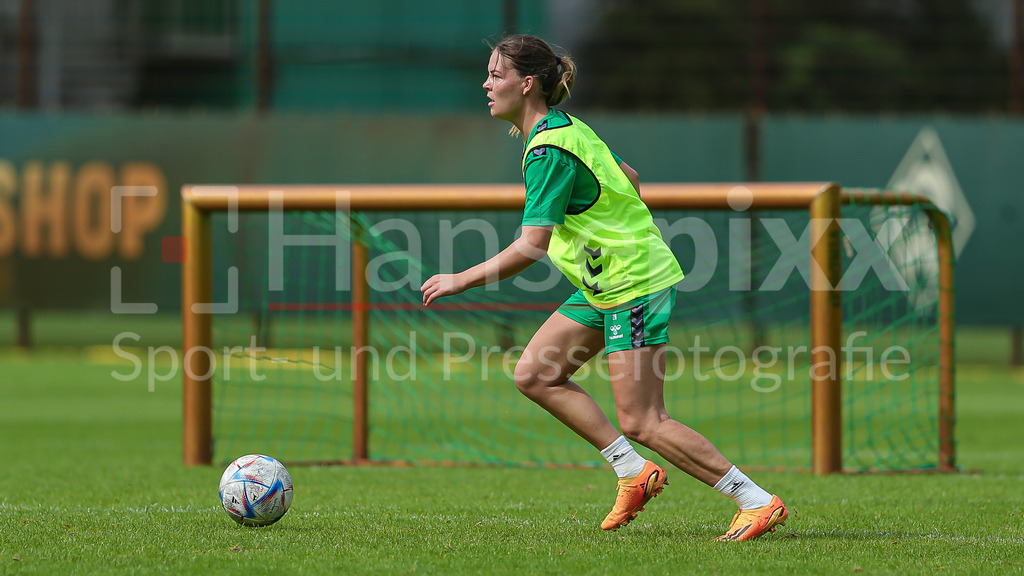 Fussball, Google Pixel Frauen-Bundesliga, Training SV Werder Bremen | v.li.: Juliane Wirtz (SV Werder Bremen, 28) am Ball, Einzelbild, Ganzkörper, Aktion, Action