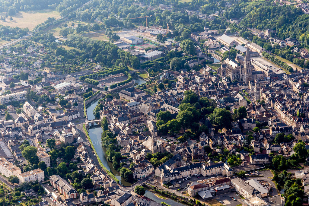 Luftbild: Stadtansicht am Ufer des Flußverlaufes des Loir in Vendôme im Bundesland Loir-et-Cher in Frankreich. Foto: IMG_101107.jpg vom 24.06.2017 durch Werner Riehm/FLY-FOTO.de