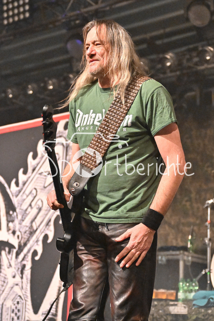 Evil Obsession | Sdom Frontmann Tom Angelripper beim Konzert in Regensburg mti seinem Bass / Thomas SUCH / Evil Obsession Part II, Eventhall Airport am 29.12.2024