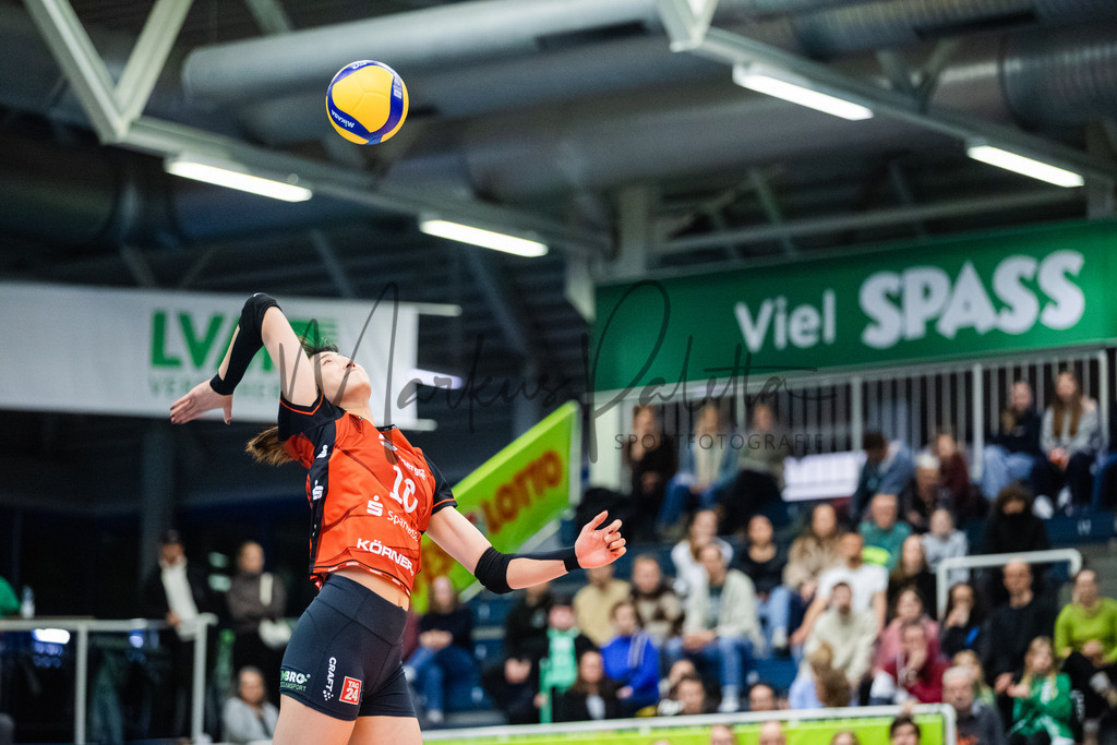 Volleyball, 1. Bundesliga Frauen, Hauptrunde, 8. Spieltag, Saison 2025/2026: USC Münster - Dresdner SC | 1. Bundesliga Frauen, Hauptrunde, 8. Spieltag, Saison 2025/2026, USC Münster empfängt Dresdner SC in der Sporthalle Berg Fidel in Münster. Foto: sportfotografie.ms | Markus Paletta - Realisiert mit Pictrs.com