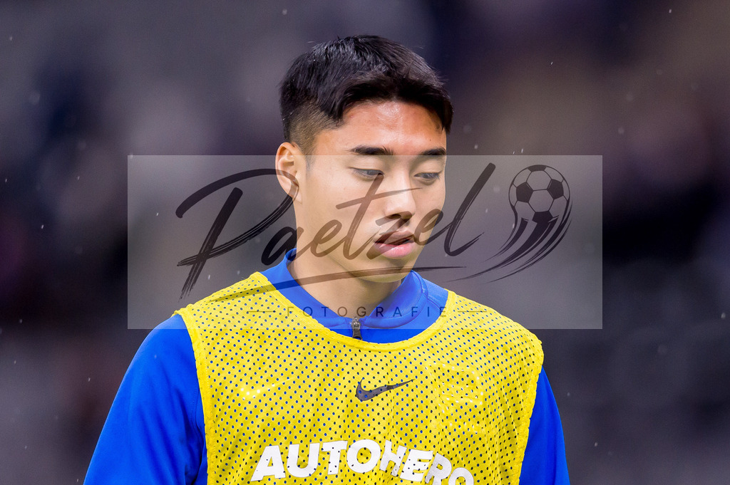 HERBOC20220204_260 | Fussball, Herren: Dong-jun Lee (Hertha BSC) schaut bei dem Spiel der 1. Bundesliga zwischen Hertha BSC und VfL Bochum im Olypiastadion am 04.02.2022 in Berlin, Deutschland.DFB / DFL REGULATIONS PROHIBIT ANY USE OF PHOTOGRAPHS AS IMAGE SEQUENCES AND/OR QUASI-VIDEO. - Realisiert mit Pictrs.com