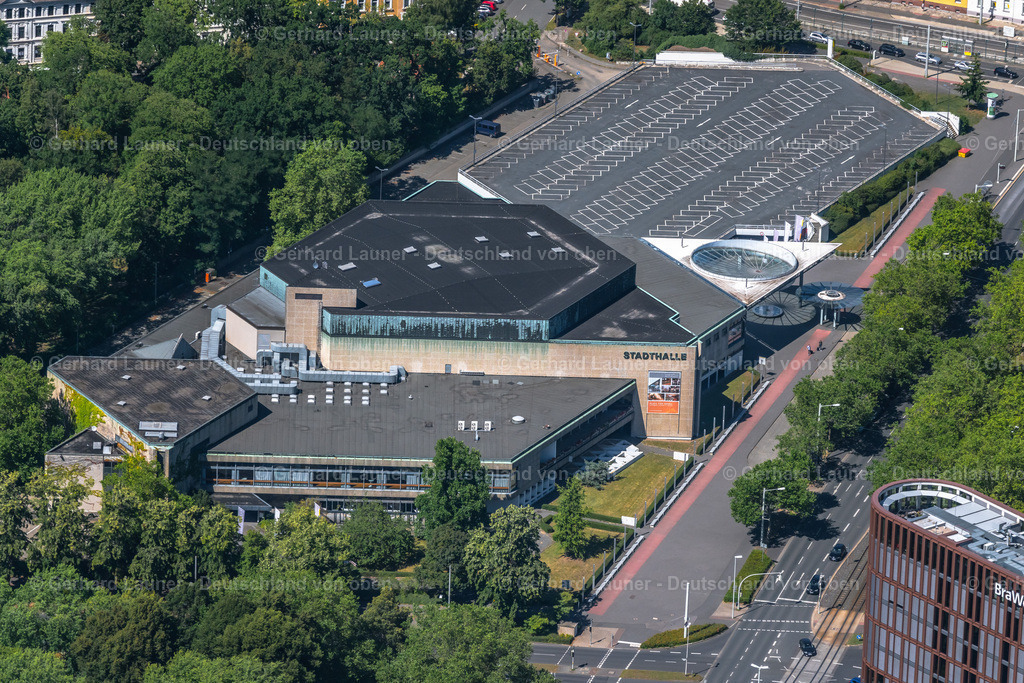 4036335 | BRAUNSCHWEIG 31.07.2020 Dachkonstruktion auf dem Gebäude der Veranstaltungshalle Stadthalle im Ortsteil St. Leonhard in Braunschweig im Bundesland Niedersachsen, Deutschland. Weiterführende Informationen bei: Stadthalle Braunschweig Betriebsgesellschaft mbH. // Building of the indoor arena Stadthalle in the district St. Leonhard in Brunswick in the state Lower Saxony, Germany. Further information at: Stadthalle Braunschweig Betriebsgesellschaft mbH. Foto: Gerhard Launer