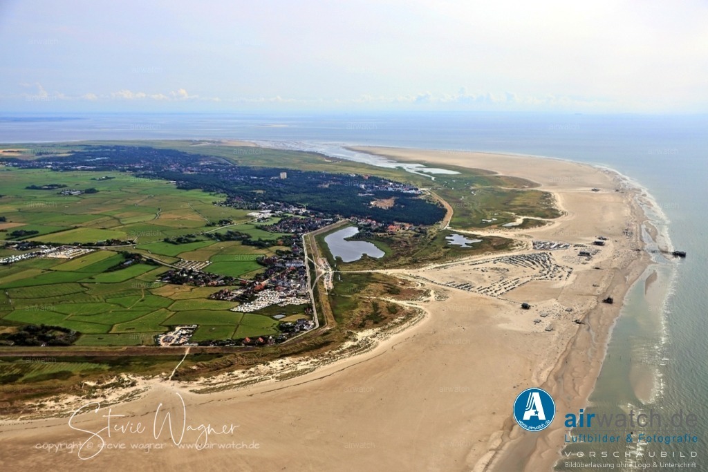 Luftbilder St.Peter-Ording | Der Runde Tisch „Kinderverschickung in St. Peter-Ording“, finanziert von der Gemeinde, fand von September 2024 bis Juli 2025 viermal statt und brachte verschiedene Perspektiven – von ehemaligen Verschickungskindern, Kurheimpersonal und Anwohnenden – zusammen. Ziel war eine differenzierte Betrachtung des Phänomens, die sowohl positive als auch negative Erfahrungen anerkannte.
