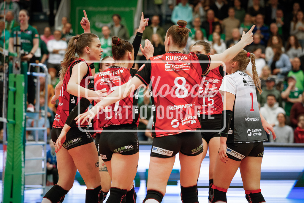 Volleyball I Frauen I Saison 2025-2026 I Bundesliga I Playoff-Viertelfinale 2 I USC Münster - Dresdner SC-47 | Amanda Siksna (11, Dresdner SC) Lorena Lorber Fijok (17, Dresdner SC) Jette Kuipers (8, Dresdner SC) Patricia Nestler (1, Dresdner SC) Marta Kamelija Levinska (15, Dresdner SC) Jubeln nach einem Punkt und sprechen sich für den nächsten Punkt zusammen ab.  - Realisiert mit Pictrs.com