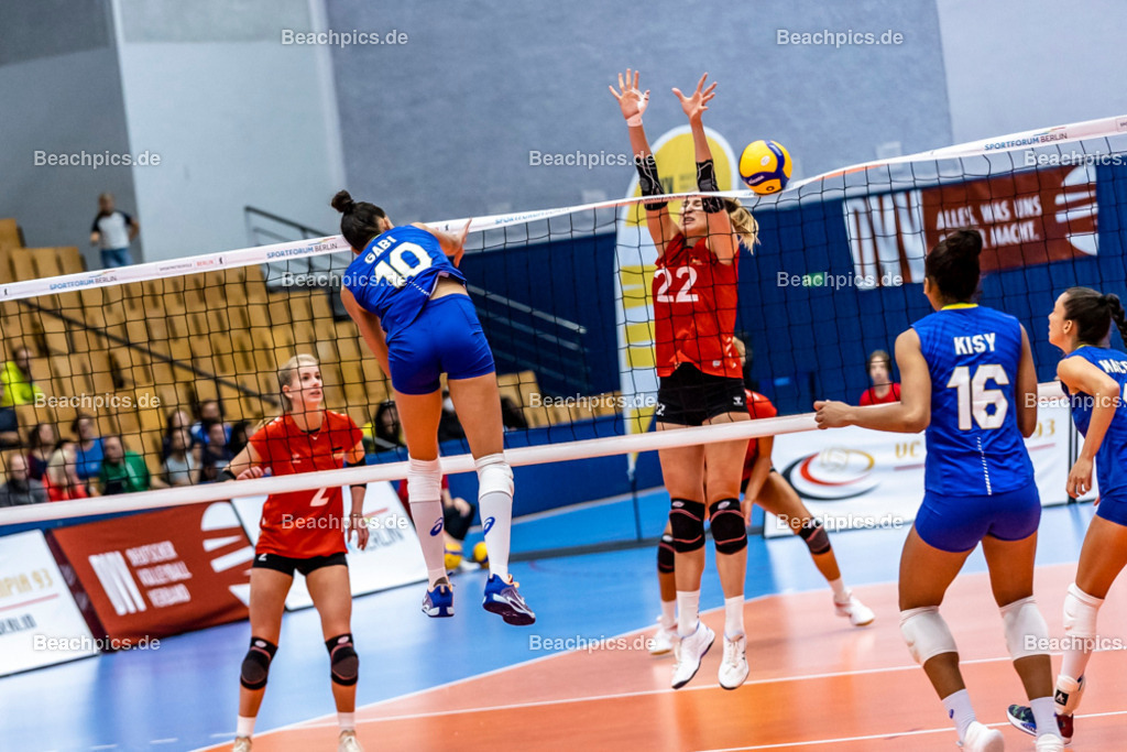 2022-00063385-Testspiel-Deutschland-Brasilien | Angriff Gabriela GUIMARAES #10 BRA gegen Block Monique STRUBBE #22 (Mittelblock) GER, 17.09.2022; Berlin Foto: Gerold Rebsch - www.beachpics.de
