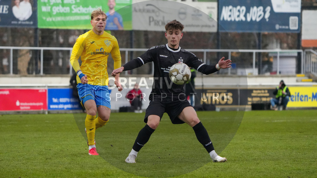 Fußball, Herren, Saison 2025/2026, Regionalliga Nordost, 18. Spieltag, FSV 63 Luckenwalde vs. FC Rot-Weiß Erfurt, Samstag 06.12.2025, Werner-Seelenbinder-Stadion Luckenwalde, | Fußball, Herren, Saison 2025/2026, Regionalliga Nordost, 18. Spieltag, FSV 63 Luckenwalde vs. FC Rot-Weiß Erfurt, Samstag 06.12.2025, Werner-Seelenbinder-Stadion Luckenwalde, Im Bild: Jonas Kühn (l. Luckenwalde) und Lars Kleiner (r. Erfurt) - Realisiert mit Pictrs.com