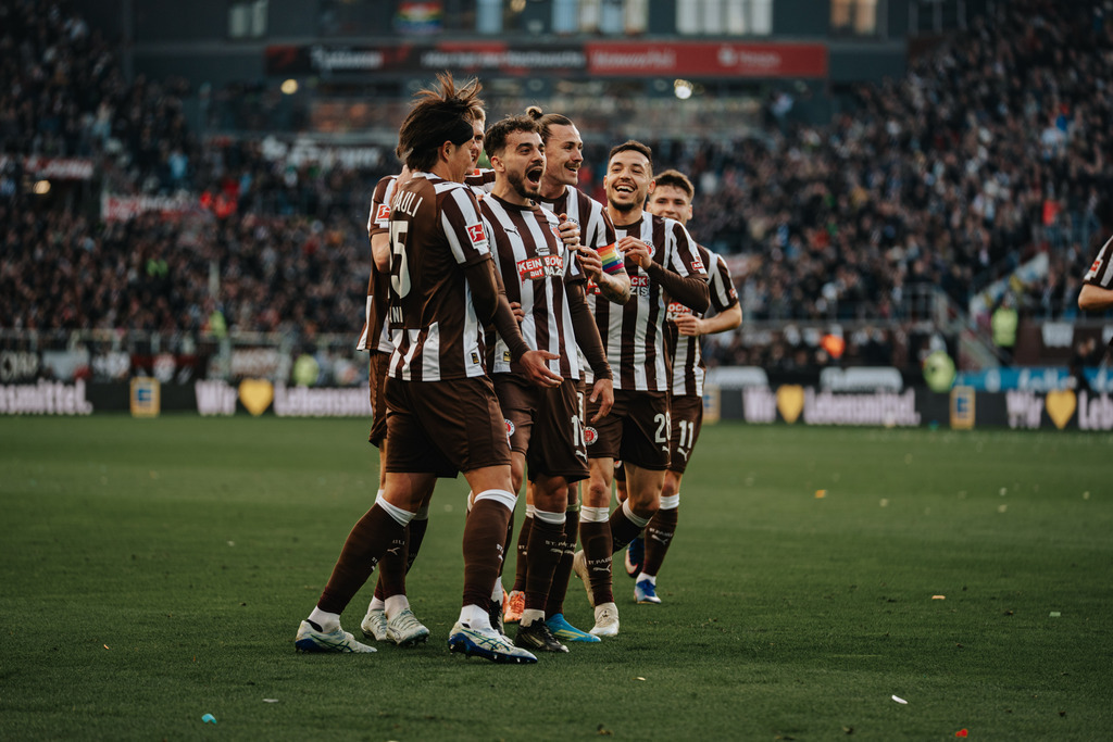 FCS06815 | Der offizielle Shop für FC St. Pauli Fotos. Wähle aus Spielszenen & Fanmomenten dein FCSP Wunschformat. Wir liefern Millerntor-Atmosphäre.