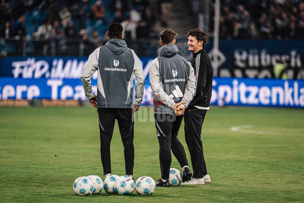 Fußball | Männer | Saison 2024/2025 | 2. Fußball-Bundesliga | 25. Spieltag | Hamburger SV vs. Fortuna Düsseldorf | 08.03.2025 | v.l. Co-Trainer Richard Krohn, Co-Trainer Loic Fave und Trainer Merlin Polzin (alle HSV)