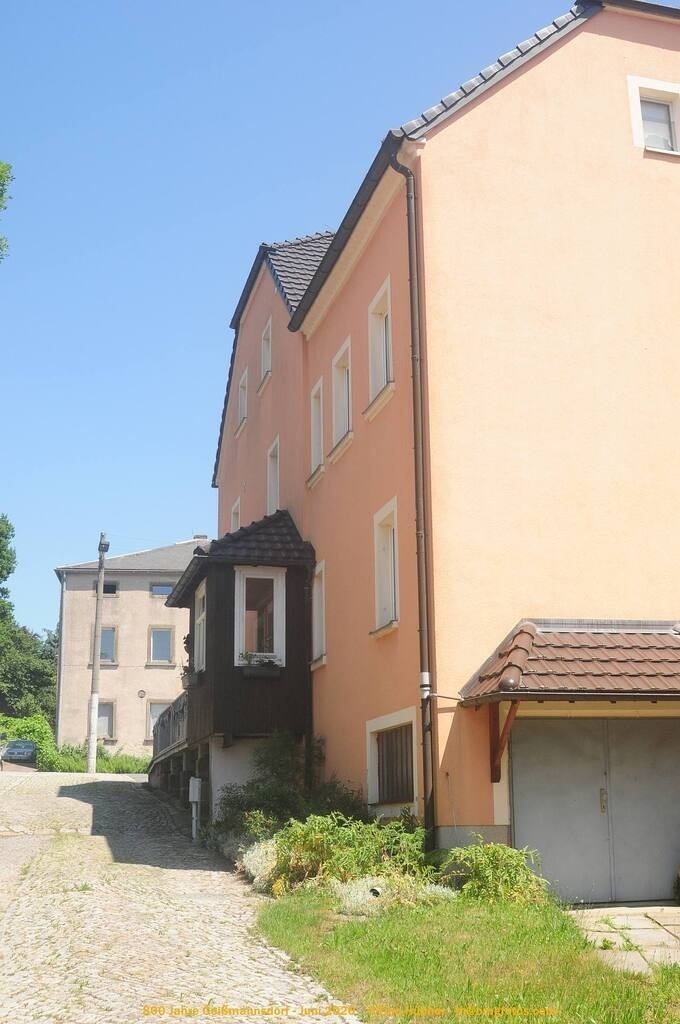 Geißmannsdorf-2026-Ortsbilder-317 | Geißmannsdorf bei Bischofswerda im Sommer 2026. Ein fotografischer Streifzug durch das Dorf Geißmannsdorf, mit Gebäuden, Straßen, Strohpuppen und geschmückten Vorgärten und Grundstücken anlässlich der 800-Jahr-Feier von Geißmannsdorf im Juni 2026 - Realisiert mit Pictrs.com