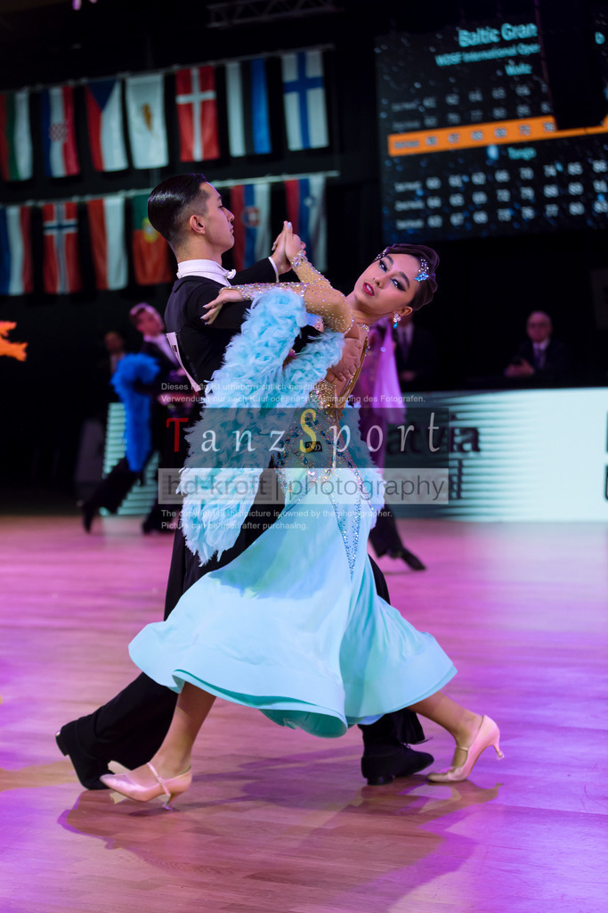 20241215_WDSF_Int_Open_Std-Riga-8697 | Tanzsportbilder, Standardtanz, Lateintanz, WDSF, DTV, LTVB, dancecomp, goc, hessen tanzt, blaues band der spree, walzer, tango, wiener walzer, slowfox, quickstepp, samba, rumba, cha-cha-cha, paso doble. jive, hd-kroft photography, turniertanzsport