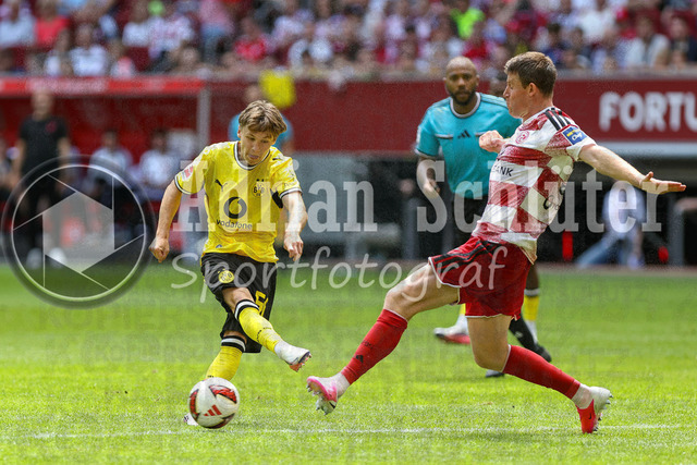 25.07.2026, GER, Fussball, Herren, Vorbereitungsspiel, Saison 2026/2027, Fortuna Düsseldorf - Borussia Dortmund | Romeo Ritter (BVB) und Dominique Heintz (F95) im Kampf um den Ball