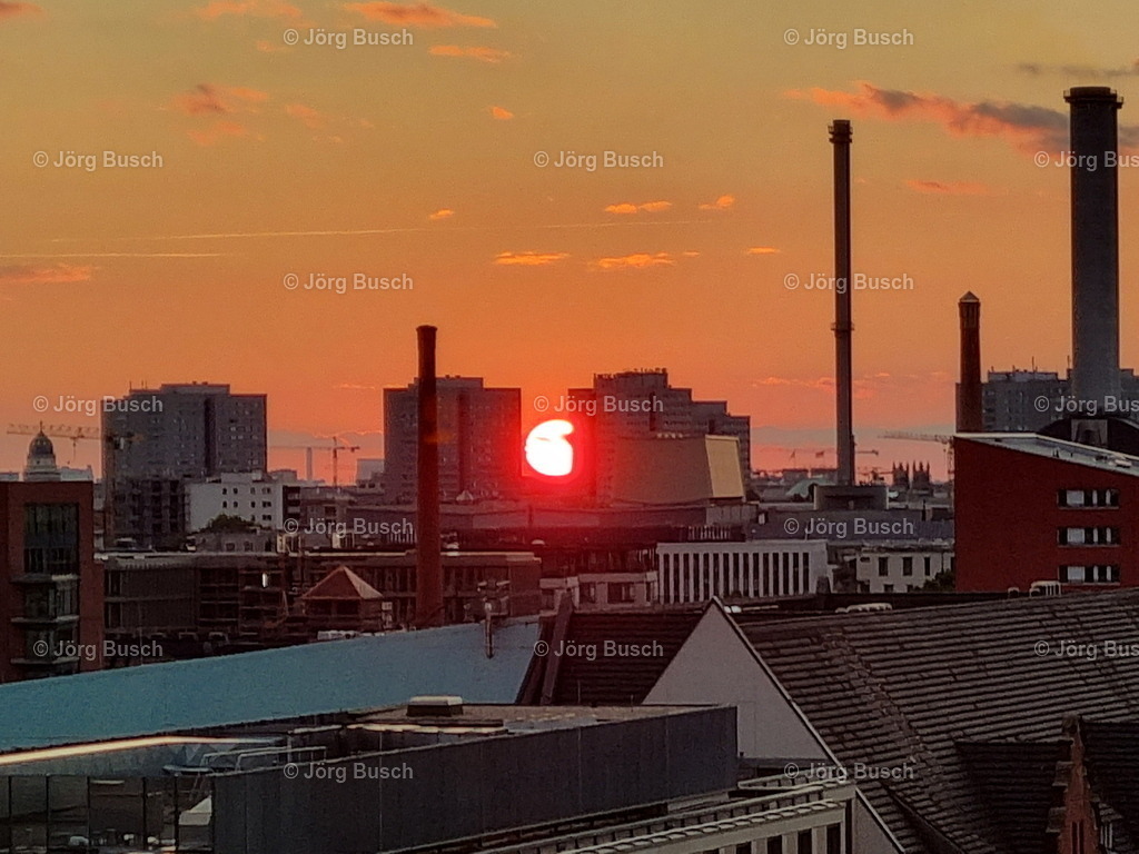 Untrgehende Sonne zwischen Schornsteinen | Dieser Shop bietet Fotos und Videos aus den Bereichen Fallschirmspringen, Landschaft und Luftbild - Realizzato con Pictrs.com