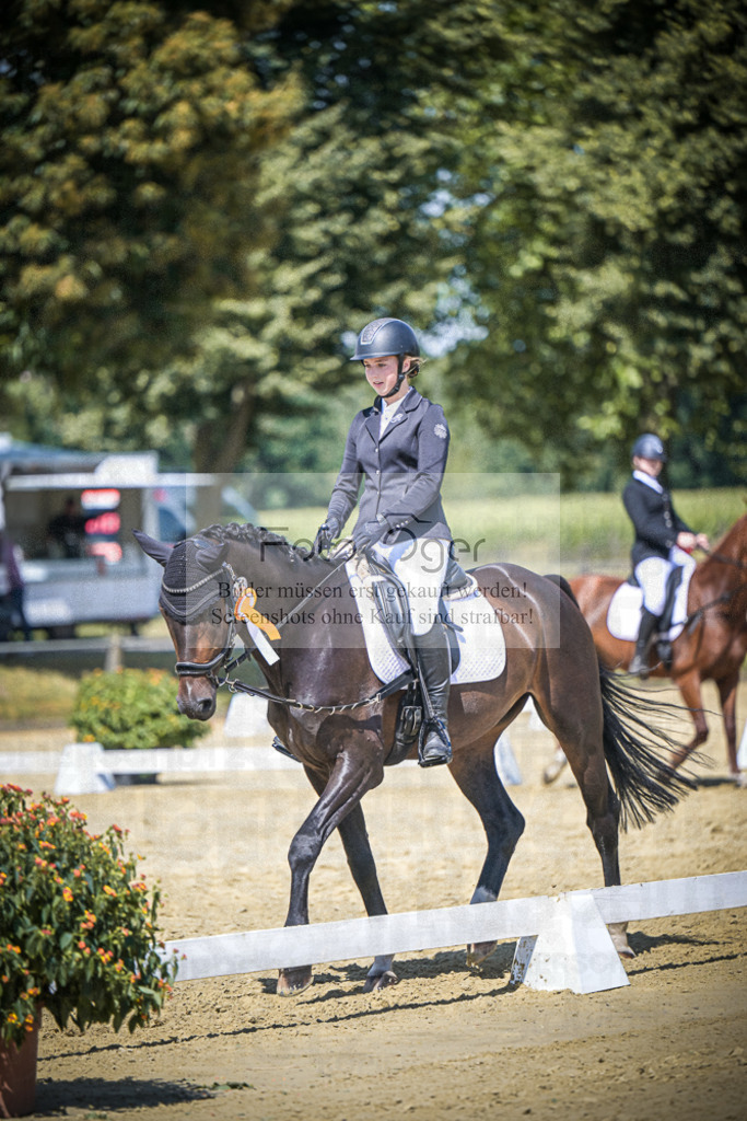 DOS_6229 | Entdecke hochwertige Reitturnierfotos von Foto Oger. Professionell, emotional und authentisch – jetzt Lieblingsmomente im Shop bestellen.Deutschlandweite Turnierfotografie. - Realisiert mit Pictrs.com