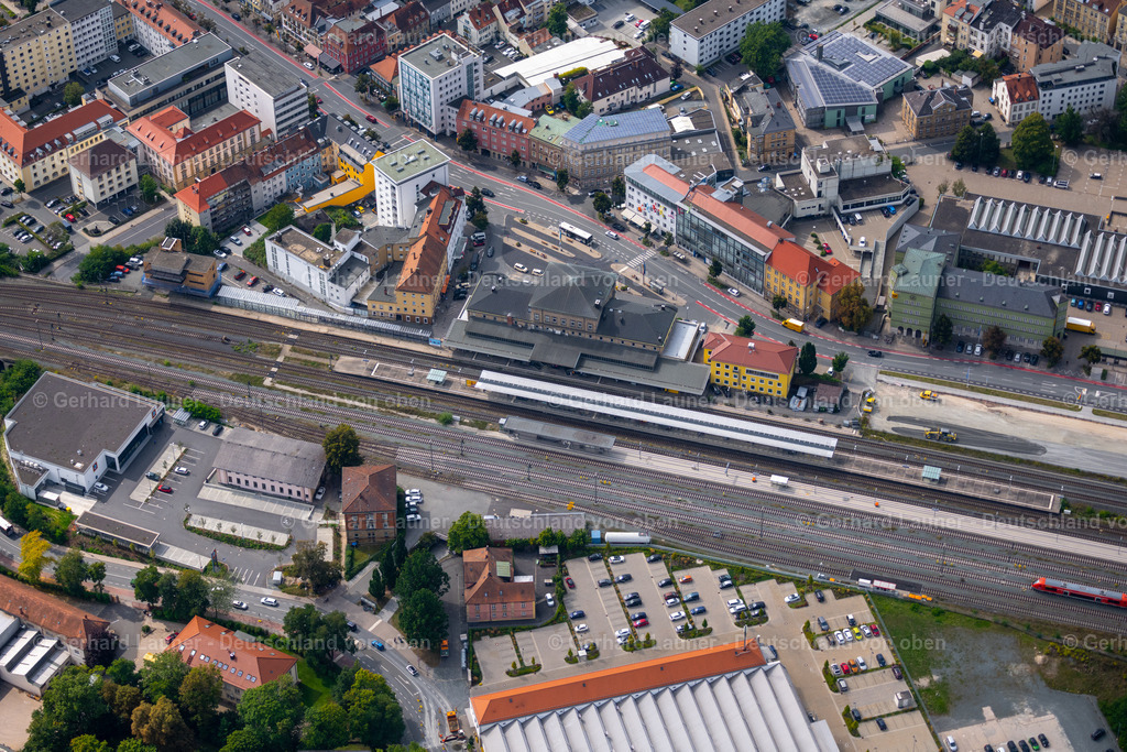 4060275 | BAYREUTH 07.09.2021 Gleisverlauf und Gebäude des Hauptbahnhofes der Deutschen Bahn in Bayreuth im Bundesland Bayern, Deutschland. // Track progress and building of the main station of the railway in Bayreuth in the state Bavaria, Germany. Foto: Gerhard Launer