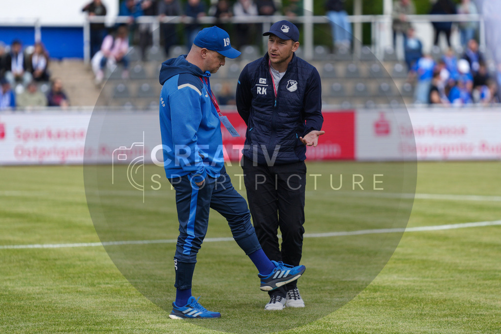 Fußball, Herren, Saison 2024/2025, Finaltag der Amateure 2025, Landespokal Brandenburg, Finale, VfB 1921 Krieschow vs. RSV Eintracht 1949, Samstag 24.05.2025, Volksparkstadion Neuruppin, | Fußball, Herren, Saison 2024/2025, Finaltag der Amateure 2025, Landespokal Brandenburg, Finale, VfB 1921 Krieschow vs. RSV Eintracht 1949, Samstag 24.05.2025, Volksparkstadion Neuruppin, Im Bild: Patrick Hinze (l. Trainer RSV) und Robert Koch (r. Trainer Krieschow) - Realisiert mit Pictrs.com
