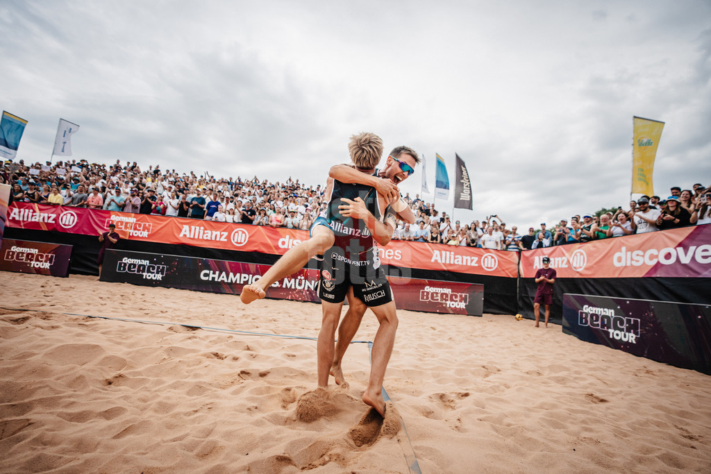 Beachvolleyball | Männer | Allianz German Beach Tour 2025 | Tourstop München | 06.07.2025 | v.l. Luis Kubo und David Poniewaz jubeln nach dem Turniersieg