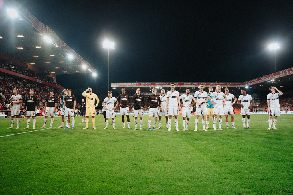 FCP04264 | Der offizielle Shop für FC St. Pauli Fotos. Wähle aus Spielszenen & Fanmomenten dein FCSP Wunschformat. Wir liefern Millerntor-Atmosphäre.