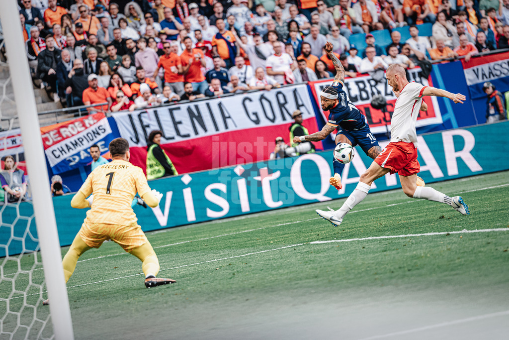 Fußball | Herren | UEFA-Fußball-Europameisterschaft 2024 | Gruppe D | Polen vs. Niederlande | 16.06.2024 | Memphis Depay (#10, Niederlande) beim Schuss