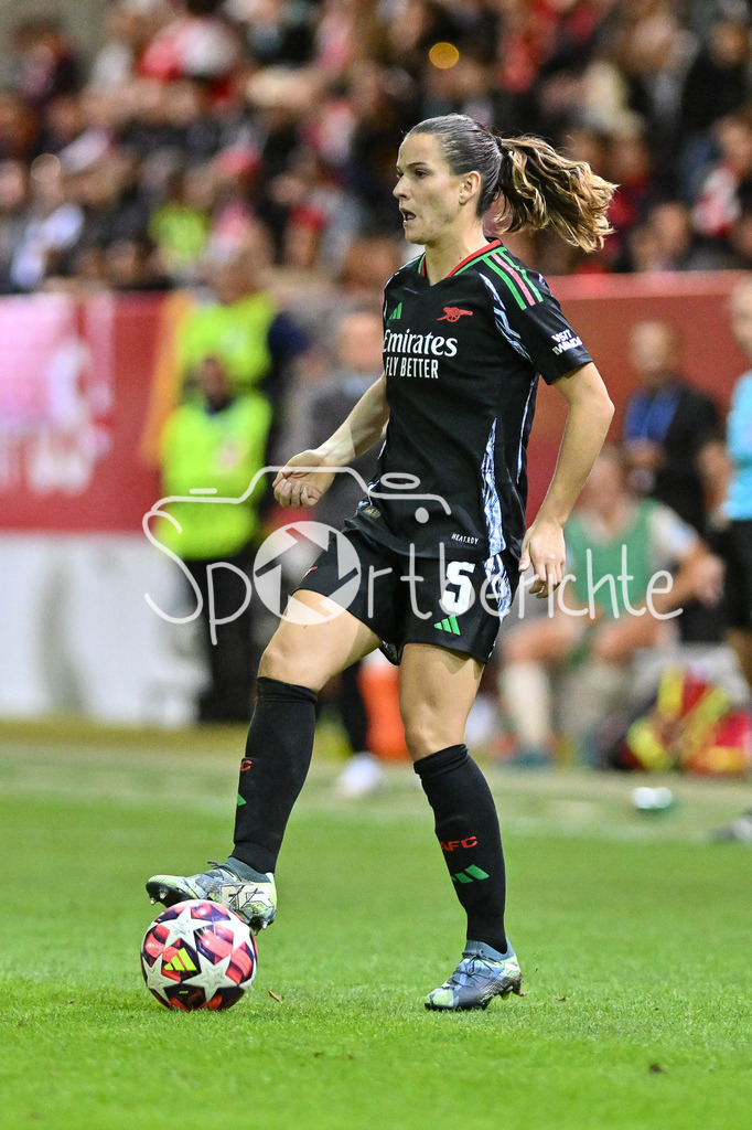 FC Bayern München Frauen - Arsenal London Frauen | am Ball Codina PANEDAS (Arsenal London Frauen #5) / Freisteller / Einzelfoto