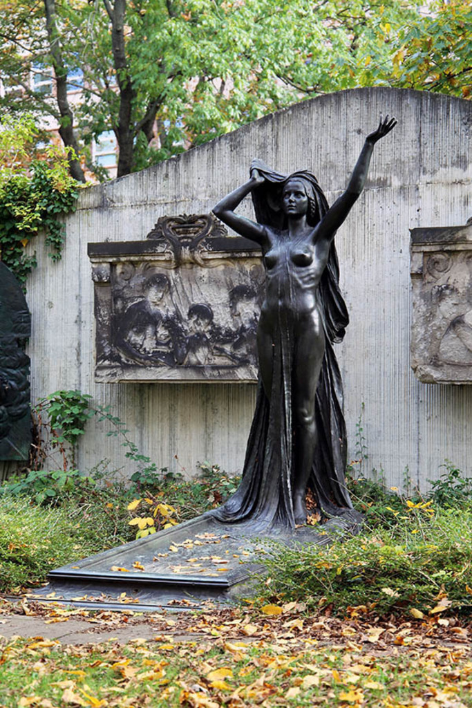 Alter Johannisfriedhof - Grab Willmar Schwabe - Statue von Josef Magr | Entdecke über 20 Kategorien Leipzig-Motive: Foto-Downloads, hochwertige Poster, Leinwand- & Fine-Art-Prints. Jetzt Lieblingsfoto im Bildlexikon Leipzig Shop bestellen!