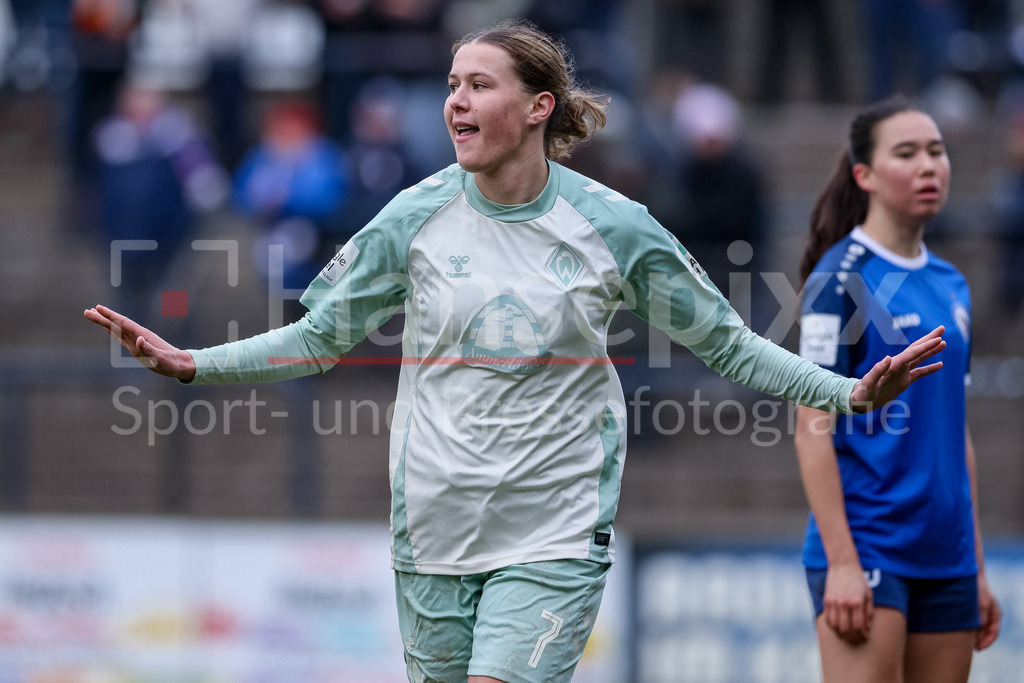 Fussball, Google Pixel Frauen-Bundesliga, 1. FFC Turbine Potsdam - SV Werder Bremen | v.li.: Torschützin Larissa Mühlhaus (SV Werder Bremen, 7) mit Torjubel, Jubel, jubeln, jubelt, optimistisch, Spielszene, Highlight, Freude über das Tor zum 1:3, DIE DFB-RICHTLINIEN UNTERSAGEN JEGLICHE NUTZUNG VON FOTOS ALS SEQUENZBILDER UND/ODER VIDEOÄHNLICHE FOTOSTRECKEN. DFB REGULATIONS PROHIBIT ANY USE OF PHOTOGRAPHS AS IMAGE SEQUENCES AND/OR QUASI-VIDEO.
