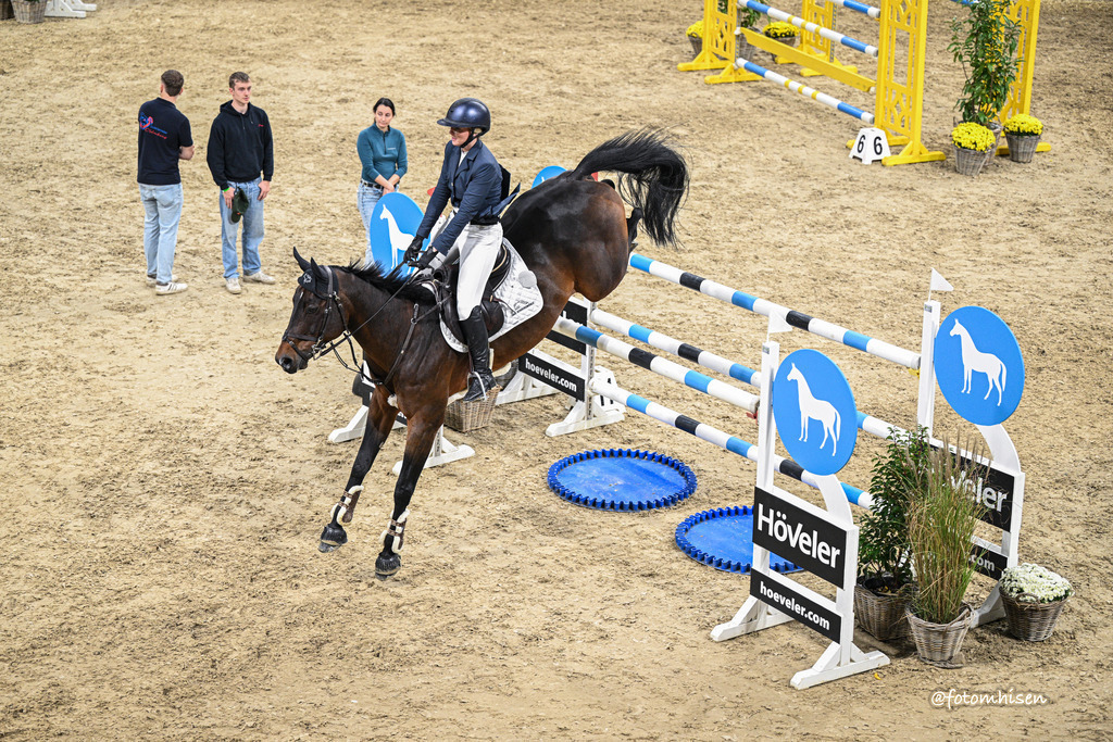 311025-14-111 | Foto Mhisen Pferdefotografie#, Reitturnier Frankfurt#  #Dressur und Springen
#Profi Pferdefotograf Reitturnier Fotograf 
#Sport Horses Photographer 
#equestrain photographer - Realisiert mit Pictrs.com