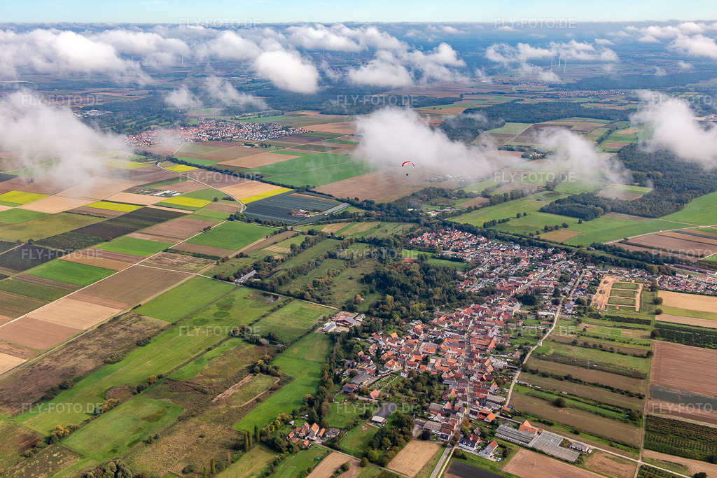 Luftbild: Ortschaft unter herbstlichen Wolken in Winden im Bundesland Rheinland-Pfalz in Deutschland. Foto: IMG_143645.jpg vom 06.10.2024 durch Werner Riehm/FLY-FOTO.de