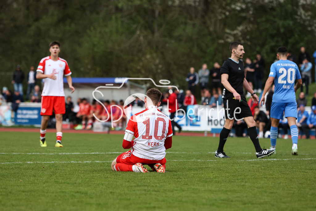 FV Illertissen - FC Bayern Amateure | ein enttaeuschter Timo KERN (FCB #10) nach einer vergebenen Chance