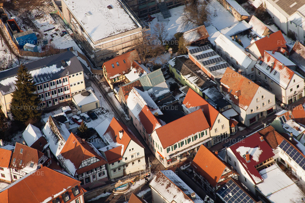 Luftbild: Schulgasse x Hauptstraße im Winter bei Schnee in Kandel im Bundesland Rheinland-Pfalz in Deutschland. Foto: IMG_24391.jpg vom 16.02.2010 durch Werner Riehm/FLY-FOTO.de