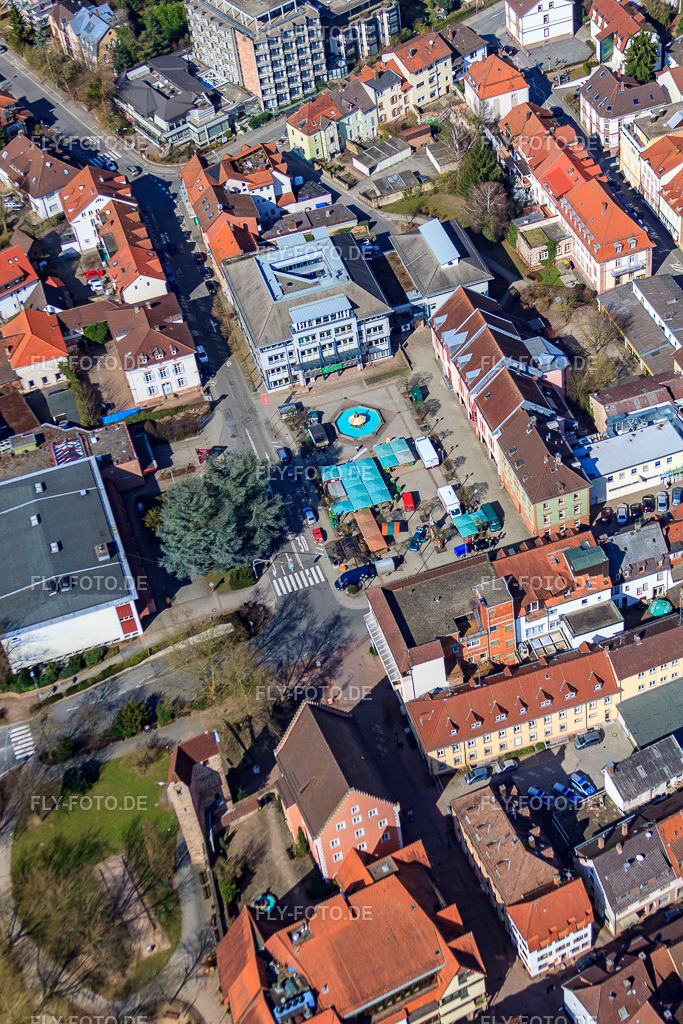 Stadtverwaltung Eberbach am Leopoldsplatz mit Wappenbrunnen http://www.eberbach.de/ | Luftbild: Stadtverwaltung Eberbach am Leopoldsplatz mit Wappenbrunnen http://www.eberbach.de/ in Eberbach im Bundesland Baden-Württemberg in Deutschland. Foto: IMG_38070.jpg vom 12.03.2011 durch Werner Riehm/FLY-FOTO.de - Realisiert mit Pictrs.com