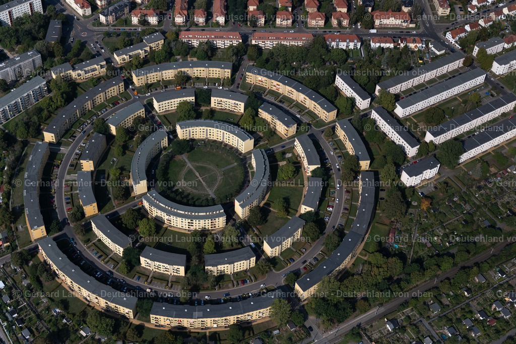 4039133 | LEIPZIG 14.09.2020 Wohngebiet einer Reihenhaus- Siedlung an der Nibelungensiedlung - Rundling im Architekturstil der Neuen Sachlichkeit am Siegfriedplatz - Nibelungenring im Ortsteil Lößnig in Leipzig im Bundesland Sachsen, Deutschland. Weiterführende Informationen bei: Leipziger Wohnungs- und Baugesellschaft mbH. // Residential area a row house settlement Nibelungensiedlung - Rundling on Siegfriedplatz - Nibelungenring in the district Loessnig in Leipzig in the state Saxony, Germany. Further information at: Leipziger Wohnungs- und Baugesellschaft mbH. Foto: Gerhard Launer