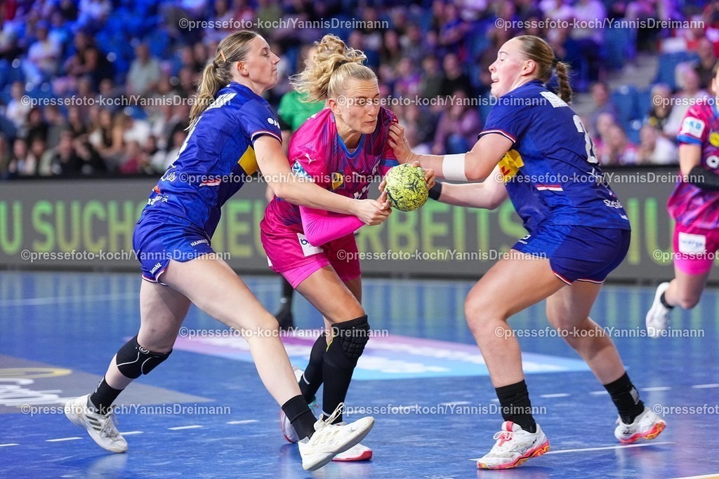 xydrx21092501062 | 21.09.2025, xydrx, Handball, Frauen Länderspiel, Deutschland - Niederlande, YAILA Arena: Judith van der Helm (NED #14) und Romee Maarschalkerweerd (NED #24) im Zweikampf gegen Annika Lott (GER #23)
