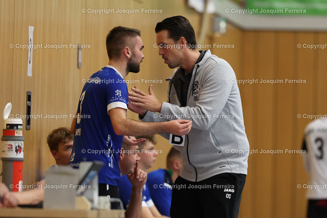 msgvshan_0774 | despor 2022.10.23 HB Männer Oberliga MSG Umstadt/Habitzheim - HSG Hanau II emspor, emonline, despor,  v.l.,  Luca Kemper (MSG Umstadt/Habitzheim), Trainer Oliver Schulz (MSG Umstadt/Habitzheim) gibt Anweisungen, gestikuliert, mit den Armen gestikulieren gives instructions, gesticulate.
 - Realisiert mit Pictrs.com