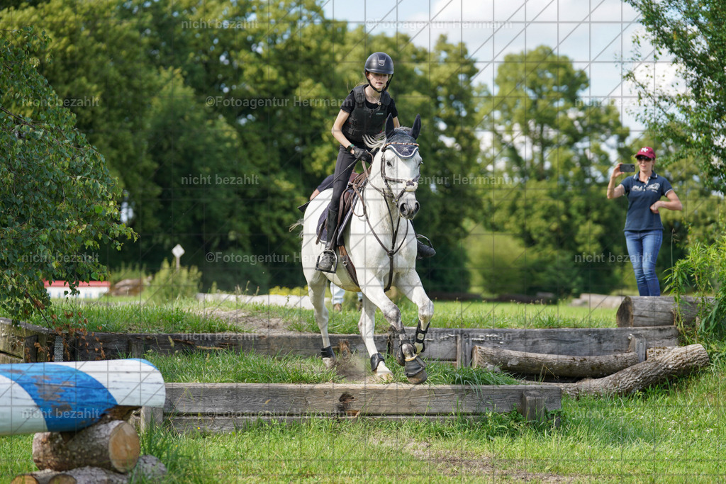 20240622-FAH08033 | Turnierfotografen Bayern, Reitsportbilder aus dem Geländekurs mit Felix Etzel auf dem Gut Waitzacker 2024
