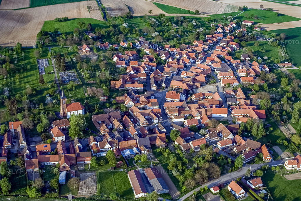 Vue aérienne: Vue de la ville depuis le sud-ouest à Hunspach dans le département Bas Rhin, France.Photo: IMG_10628.jpg prise le 04/05/2008 par Werner Riehm/FLY-FOTO.euRésolution de l'original: 3456 x 2304 px