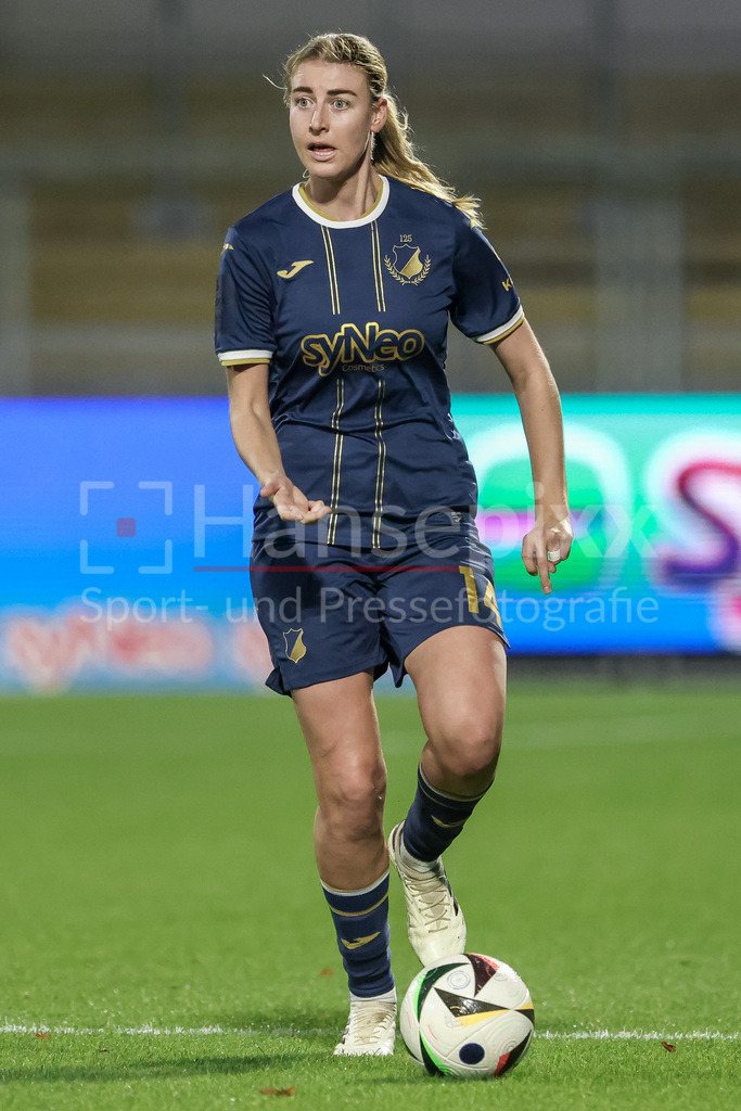 Fussball, Google Pixel Frauen-Bundesliga, TSG 1899 Hoffenheim - SV Werder Bremen | v.li.: Lisa Doorn (TSG 1899 Hoffenheim, 14) am Ball, Freisteller, Einzelbild, Ganzkörper, Aktion, Action, Spielszene, DIE DFB-RICHTLINIEN UNTERSAGEN JEGLICHE NUTZUNG VON FOTOS ALS SEQUENZBILDER UND/ODER VIDEOÄHNLICHE FOTOSTRECKEN. DFB REGULATIONS PROHIBIT ANY USE OF PHOTOGRAPHS AS IMAGE SEQUENCES AND/OR QUASI-VIDEO.