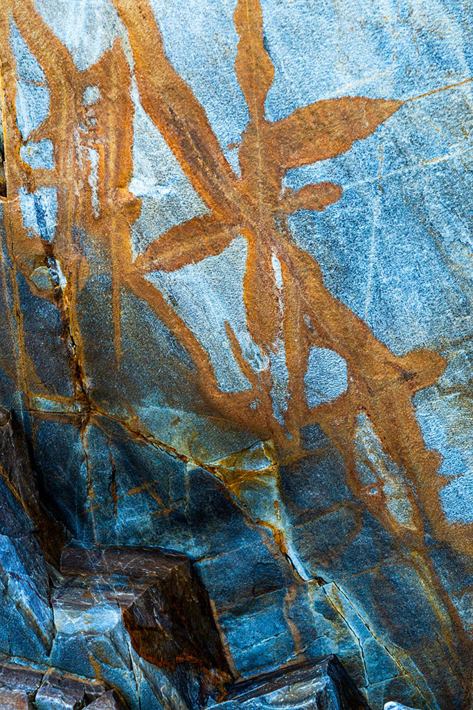 Gesteinsschichten | Triptychon Playa del Silencio I - 1 | Best. Nr. e_2025_09_3934 | Farben und Formen in eisenhaltigem Gestein, Playa del SIlencio, Asturien - Realisiert mit Pictrs.com
