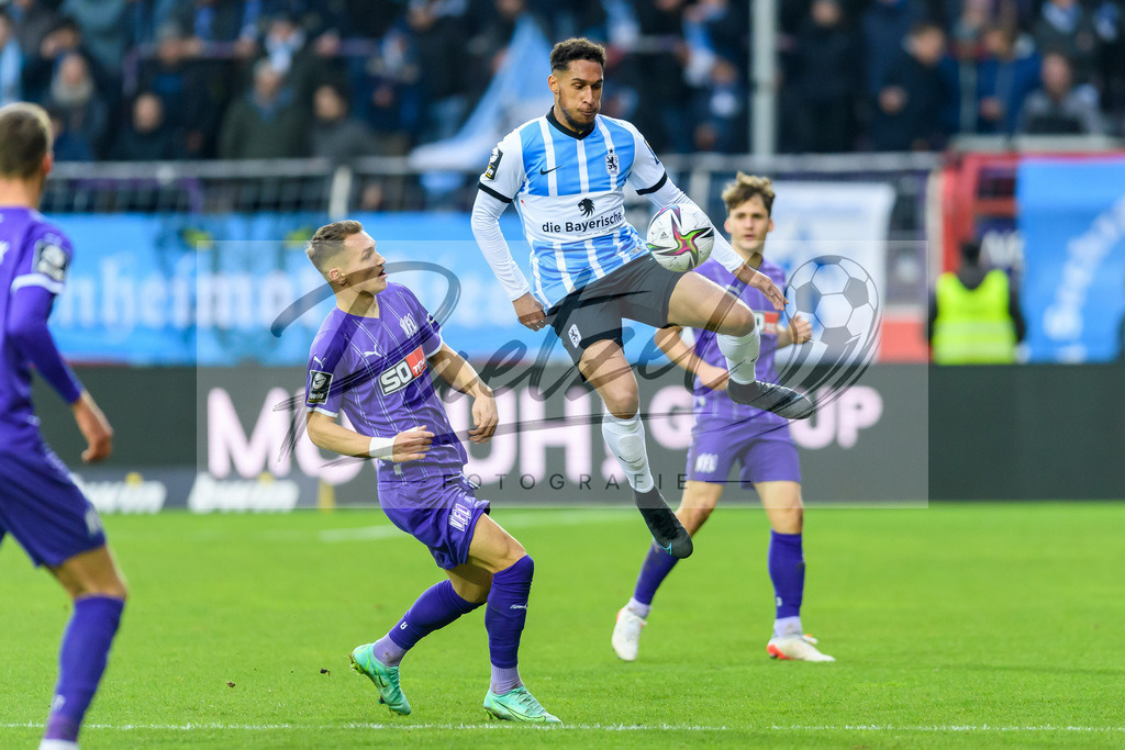 OSNTSV20211106_128 | Fussball, Herren: Sven Koehler (VfL Osnabrueck) und Kevin Goden (TSV 1860 Muenchen) im Zweikampf bei dem Spiel der 3. Liga zwischen VfL Osnabrueck und TSV 1860 Muenchen im Stadion an der Bremer Bruecke am 06.11.2021 in Osnanbrueck, Deutschland.DFB / DFL REGULATIONS PROHIBIT ANY USE OF PHOTOGRAPHS AS IMAGE SEQUENCES AND/OR QUASI-VIDEO. - Realisiert mit Pictrs.com