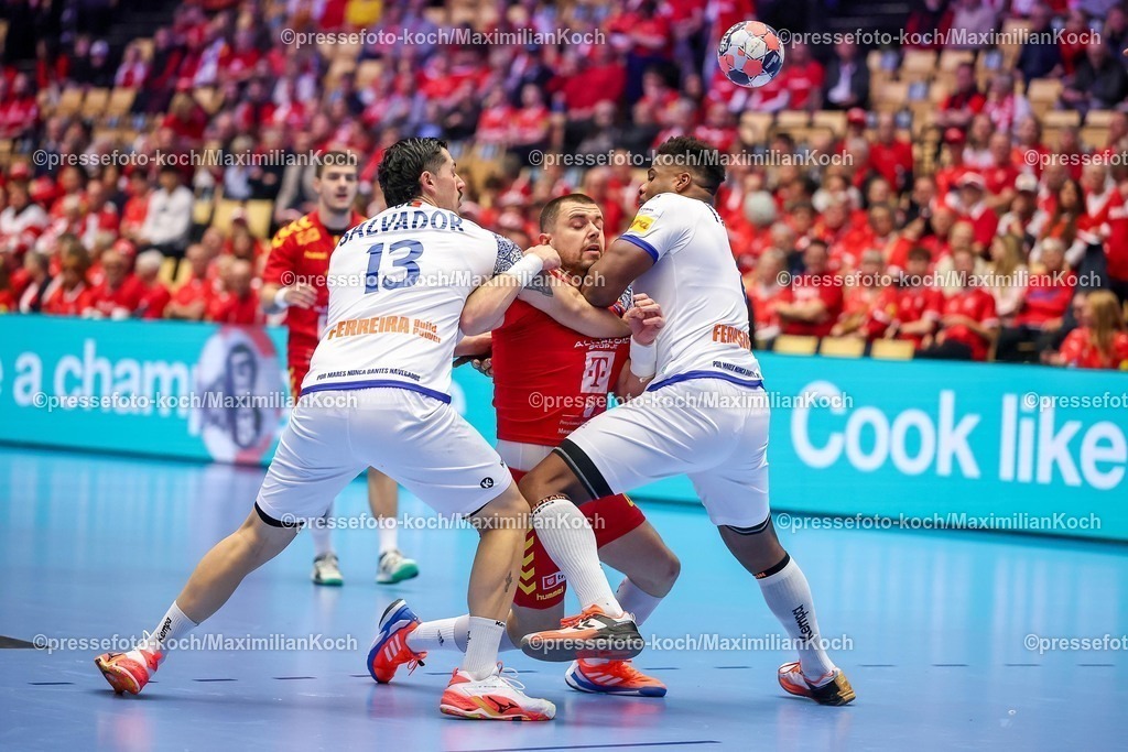 EHF18012601005 | 18.01.2026, Handball, Men's EHF EURO 2026, Portugal - Nordmazedonien, Jyske Bank Boxen in Herning, Dänemark, Preliminary Round:  Zharko Peshevski (North Macedonia #33) im Zweikampf gegen   Rocha Nogueira (Portugal #13)  Victor Manuel Iturriza Alvarez (Portugal #08) 