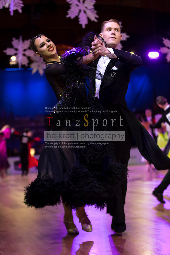 20241215_WDSF_Int_Open_Std-Riga-9469 | Tanzsportbilder, Standardtanz, Lateintanz, WDSF, DTV, LTVB, dancecomp, goc, hessen tanzt, blaues band der spree, walzer, tango, wiener walzer, slowfox, quickstepp, samba, rumba, cha-cha-cha, paso doble. jive, hd-kroft photography, turniertanzsport