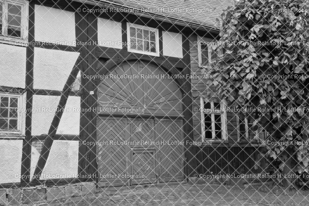 Altes-Haus-03-G | Scheunentor an altem Haus mit Sprossenfenstern - Realisiert mit Pictrs.com