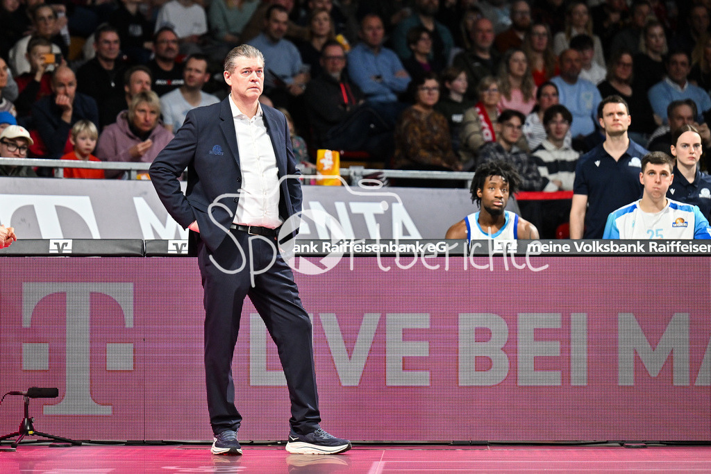 FC Bayern München - Skyliners Frankfurt | MUNICH, GERMANY - 17. FEBRUARY: im Bild Klaus PERWAS Trainer Skyliners Frankfurt / Einzelfoto / Freisteller während dem Spiel zwischen dem FC Bayern München und den Skyliners Frankfurt am 21. Spieltag der easyCredit BBL im BMW Park